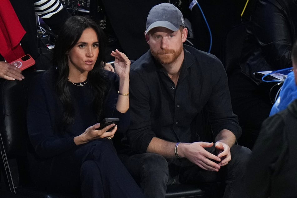 The neighbors of Duchess Meghan (l.) and Prince Harry are said to be increasingly distancing themselves from them.