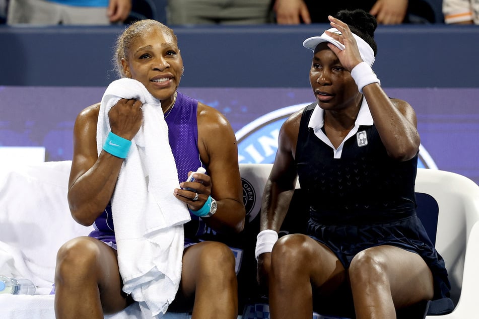 Serena Williams (l.) and Venus Williams (r.) cool down after their match against Marta Kostyuk of Czechia and Peyton Stearns (not pictured) at the Cincinnati Open on August 17, 2026.