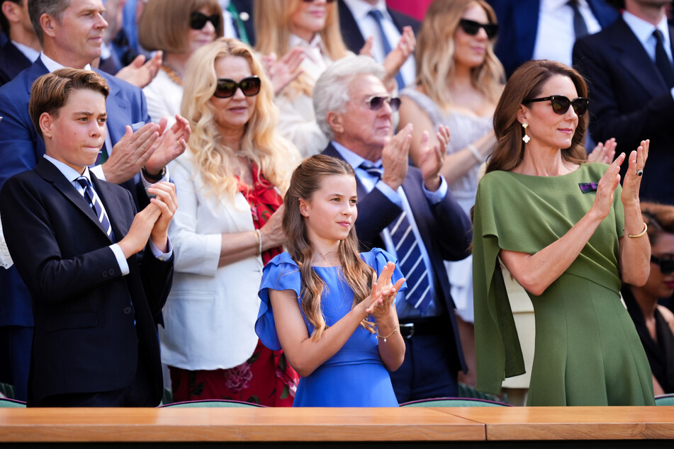 Princess Charlotte (c) attended the men's Wimbledon final together with her brother Prince George (l), mother Princess Kate (r), and father Prince William.