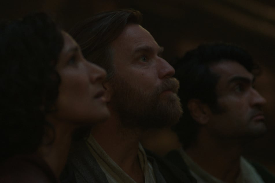 Indira Varma (l) and Kumail Nanjiani (r) star as Tala Durith and Haja Estree respectively who help fight alongside Obi-Wan.