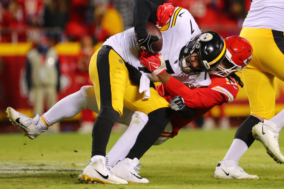 Until Thursday, Ben Roethlisberger (l.) had been sacked more than any other quarterback in the NFL.