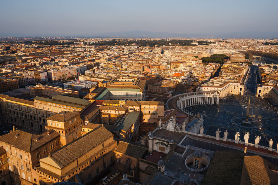 Catholic cardinals from around the world agreed on Monday to begin a conclave on May 7 to elect a new pope.
