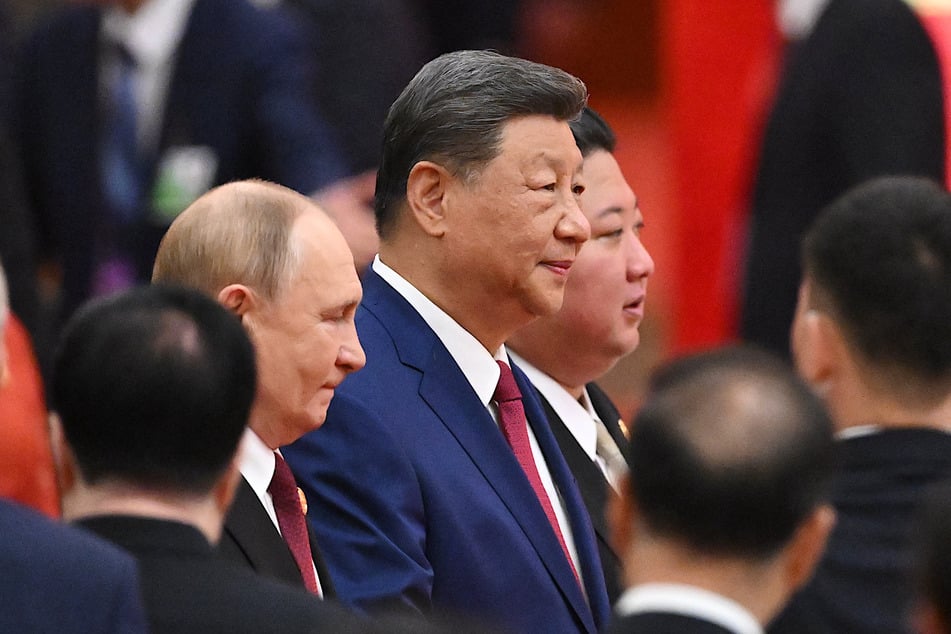 Russian President Vladimir Putin (l.) and North Korean leader Kim Jong-un joined Chinese President Xi Jinping (c.) for a massive military parade in Beijing.