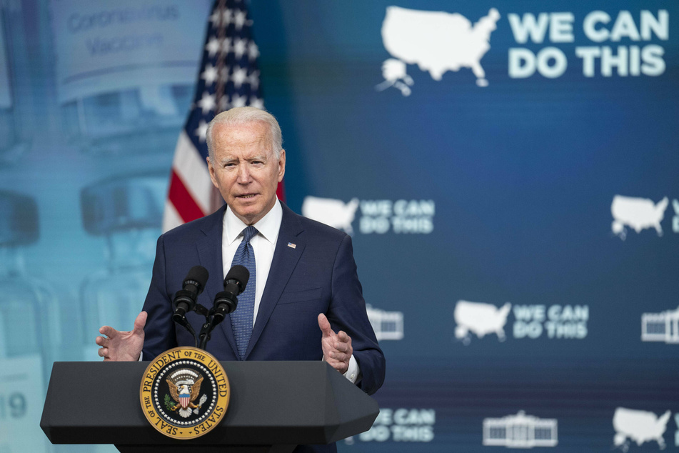 Biden touts vaccine mandates on trip to Chicago area