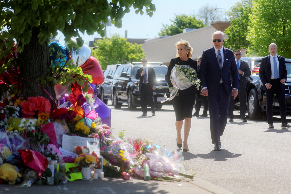 First Lady Jill Biden (l.), accompanied by the president, placed a bouquet of white flowers at the memorial to the victims of the mass shooting in Buffalo, which Joe Biden called an "domestic terrorism."
