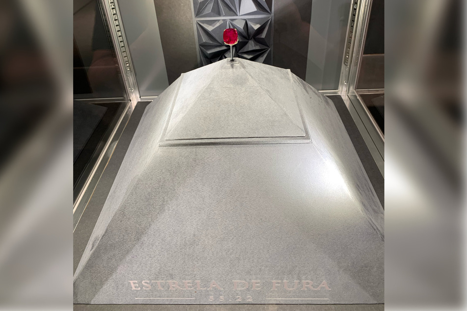 Spectators took in the ruby Estrela de FURA at Sotheby's auction house in New York before it sold.