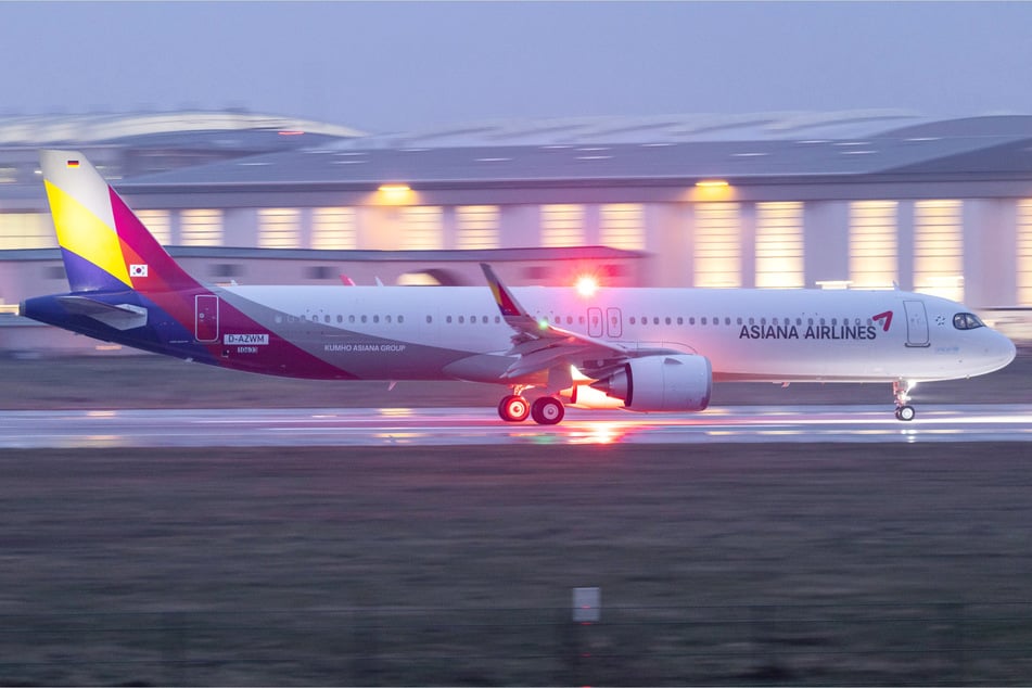 Airplane passenger opens emergency exit door during flight in viral video chaos