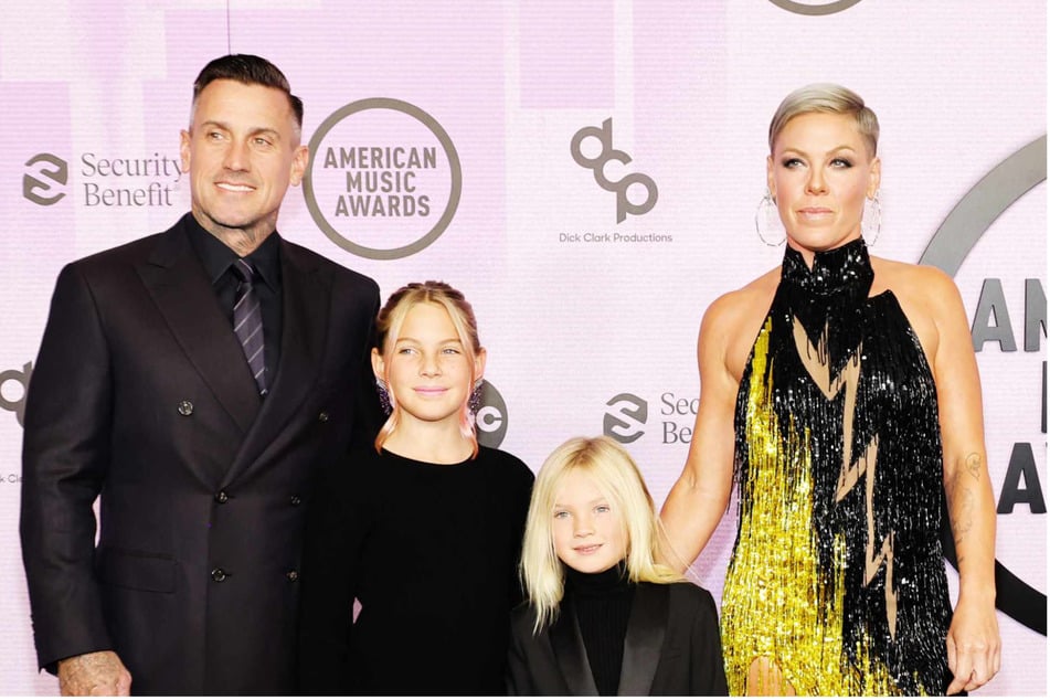 Singer Pink (r.) has shut down the rumors that she and husband Carey Hart (l.) have called it quits.