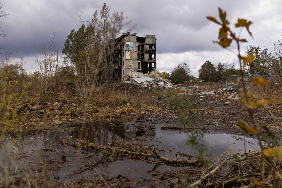 Russian are being accused of executing surrendering Ukrainian soldiers after footage of an incident reportedly filmed near the Avdiivka battleground emerged.