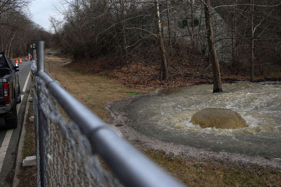 Washington DC authorities have been accused of failing to properly warn the public about a massive sewage leak into the Potomac River.
