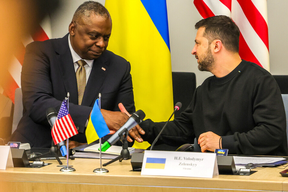 US defense secretary announces new military aid package for Ukraine