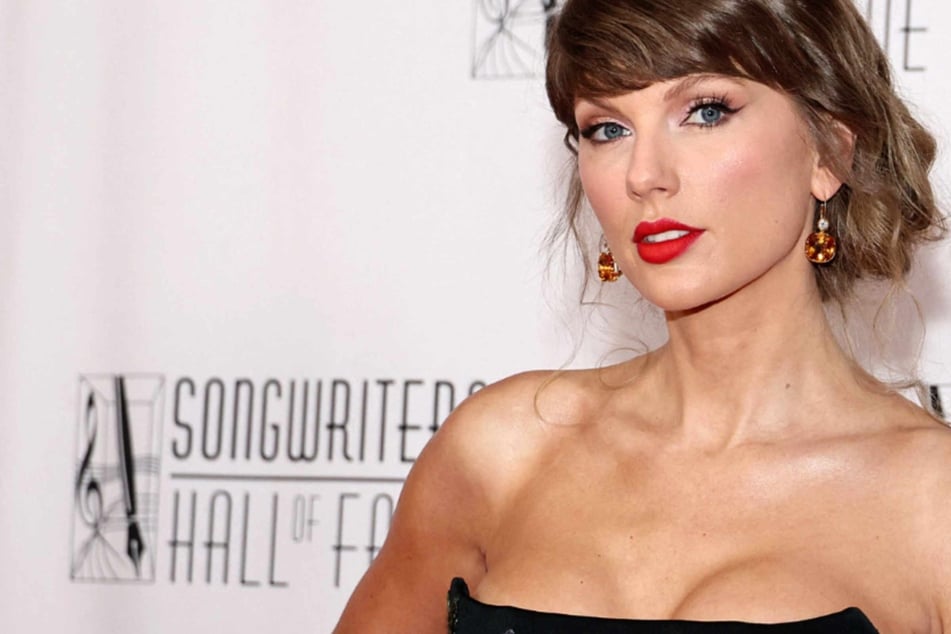 Taylor Swift reflects on career at intimate Grammy Museum show: "I love my country roots more and more"