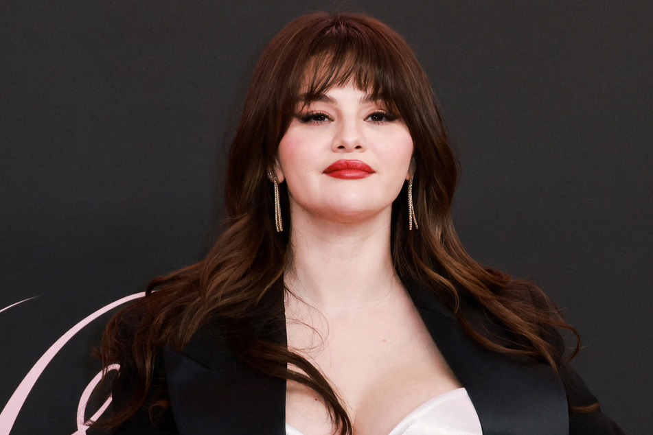 Selena Gomez has dropped new photos from the photoshoot promoting her new single, Love On.
