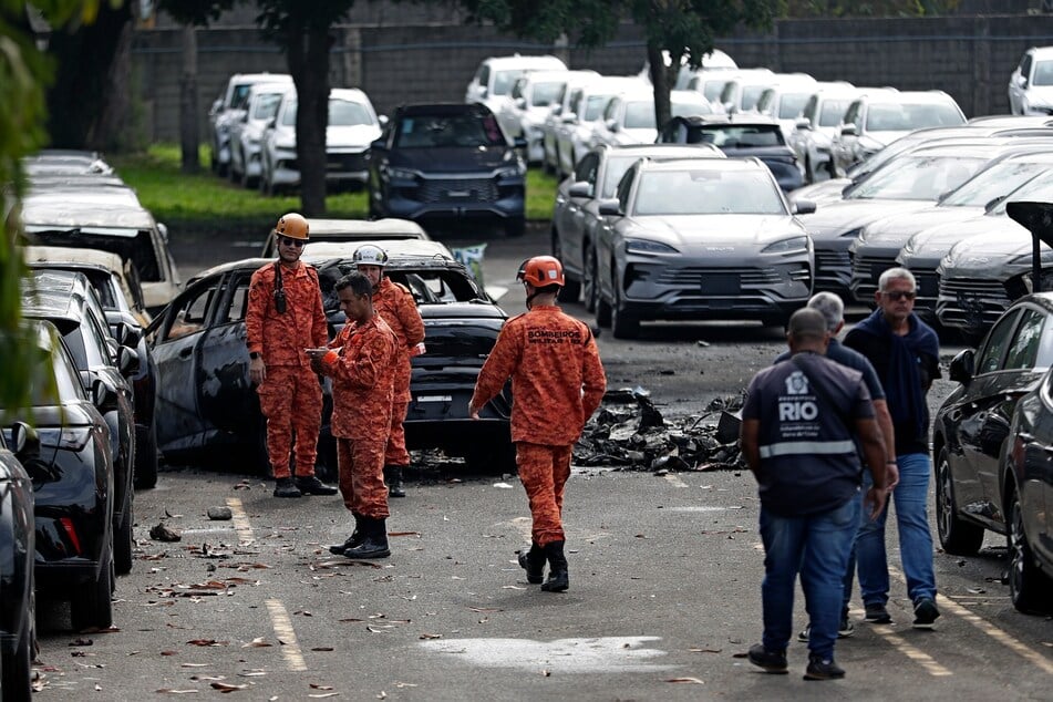 The crash occurred in the airspace southwest of Rio de Janeiro. On the ground, the helicopters started a fire.