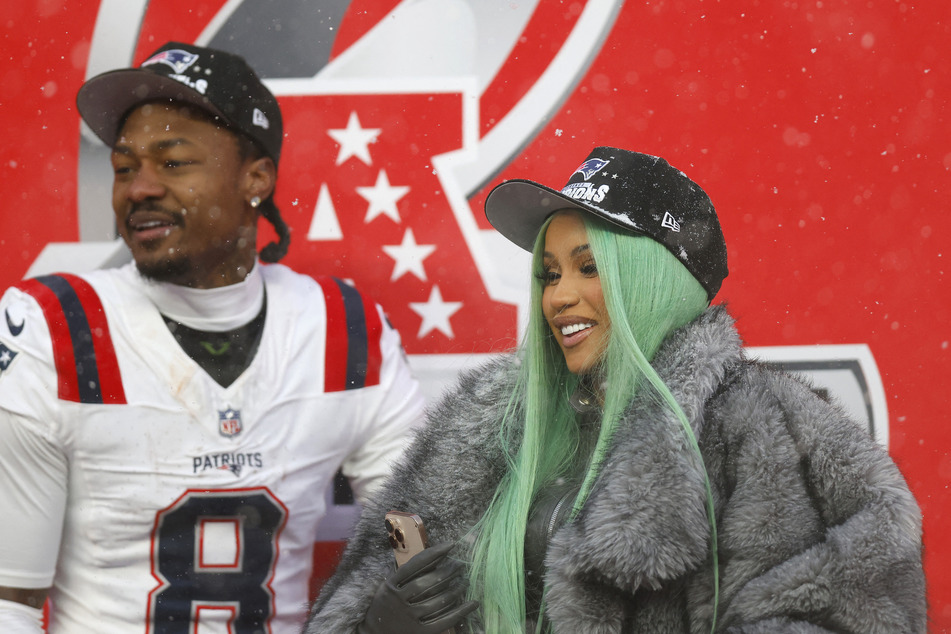 Cardi B and Stefon Diggs (l.) have reportedly rekindled their romance.