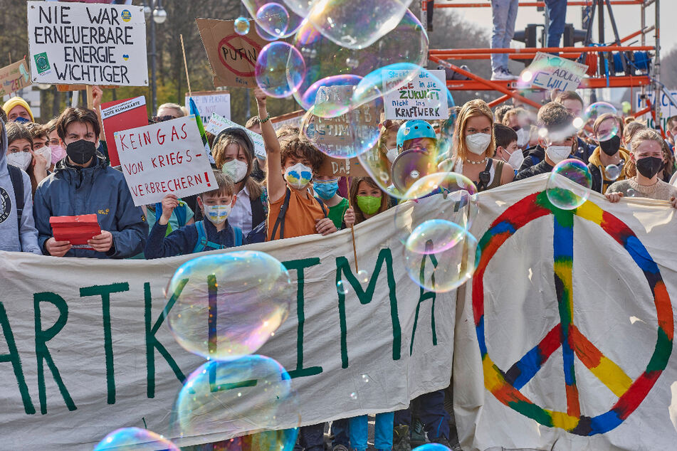 "We are unstoppable": Youth activists hold climate strikes worldwide