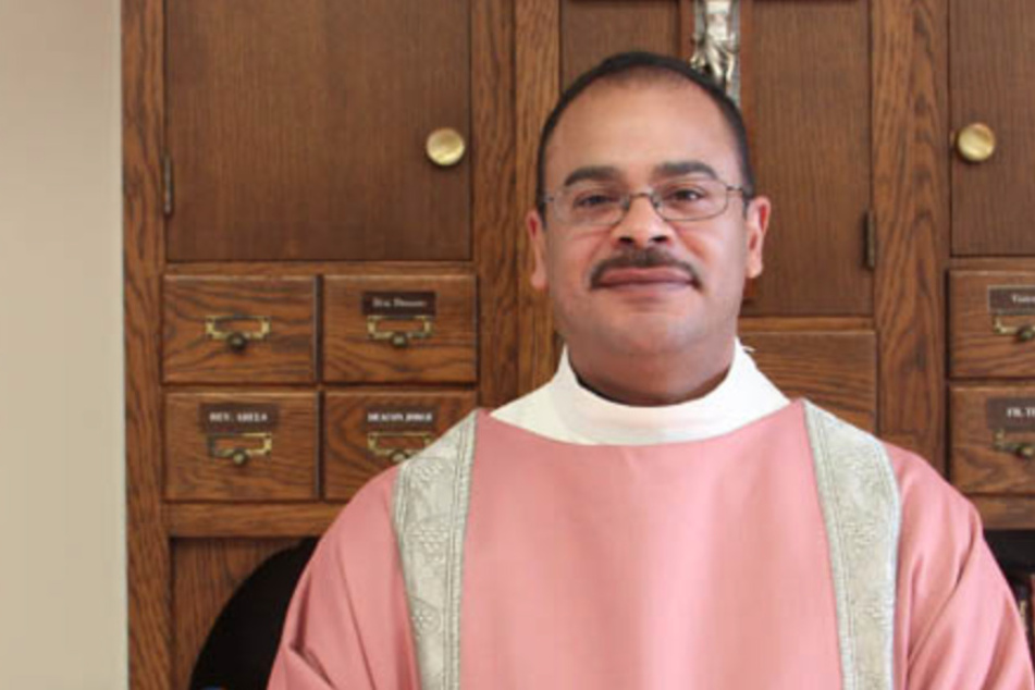 Clergyman asks "teen" for naked pictures and oral sex, but things take a turn when they meet