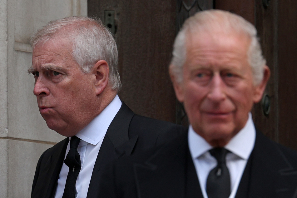 Britain's King Charles III (r.) has issued a rare personally signed statement after the arrest of his brother, the former prince Andrew (l.)