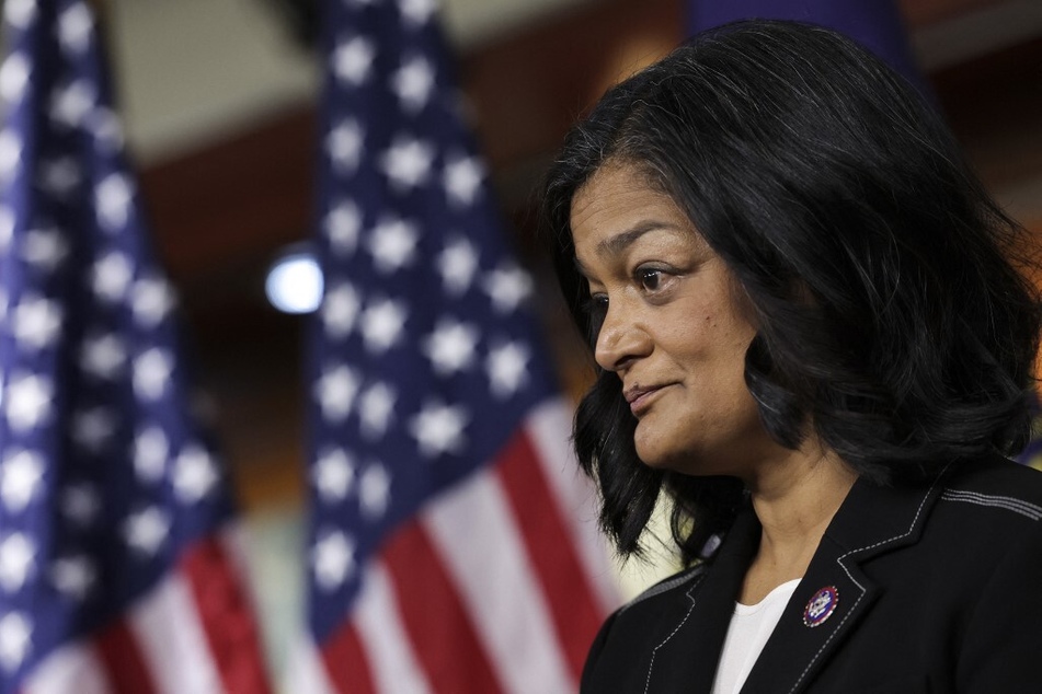 Bill banning members of Congress from owning and trading stocks revived