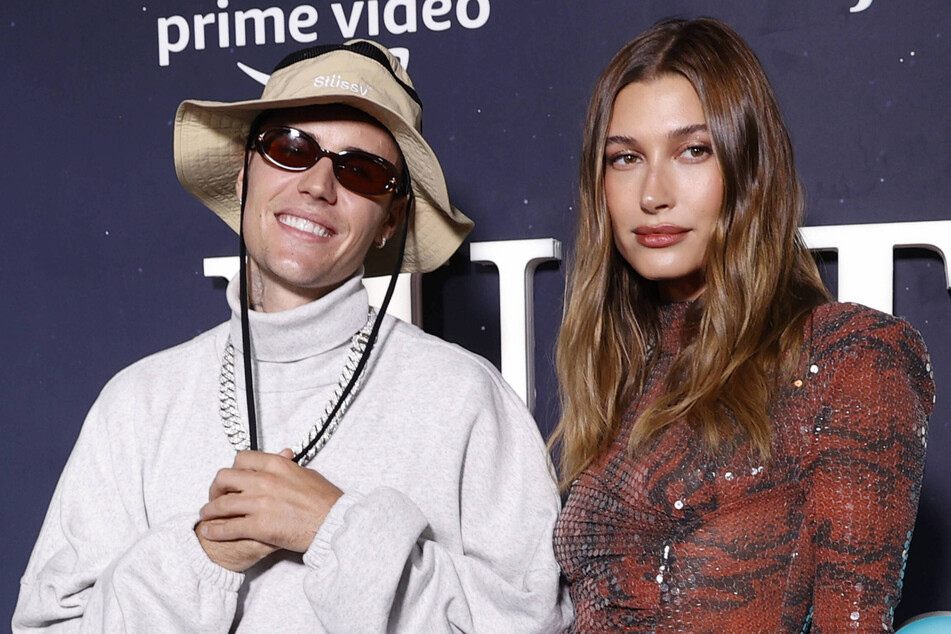 Hailey Bieber (r.) slammed talk that she willingly unfollowed Justin on Instagram.