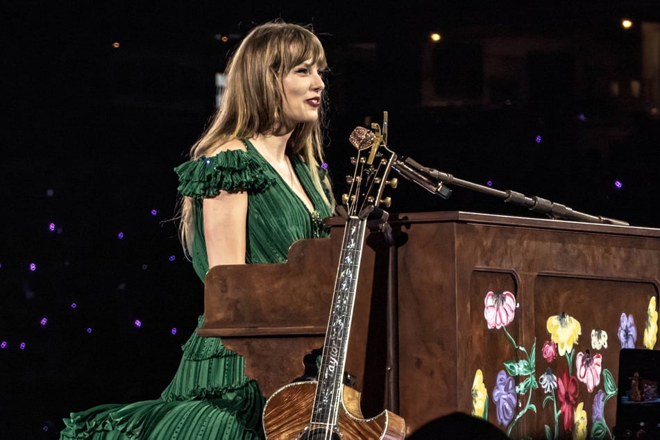Taylor Swift continued to play mashups during her surprise set in Singapore.