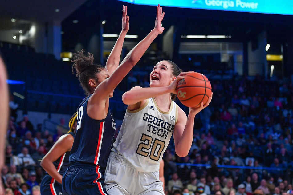 Georgia Tech center Nerea Hermosa (r.) scored 13 points against the Huskies.