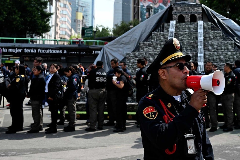 Intense earthquake hits southern Mexico with a tsunami warning