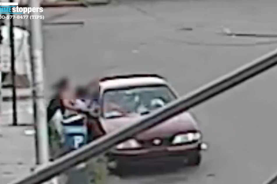 Panicked, the young woman tried to get her young son out of the car!