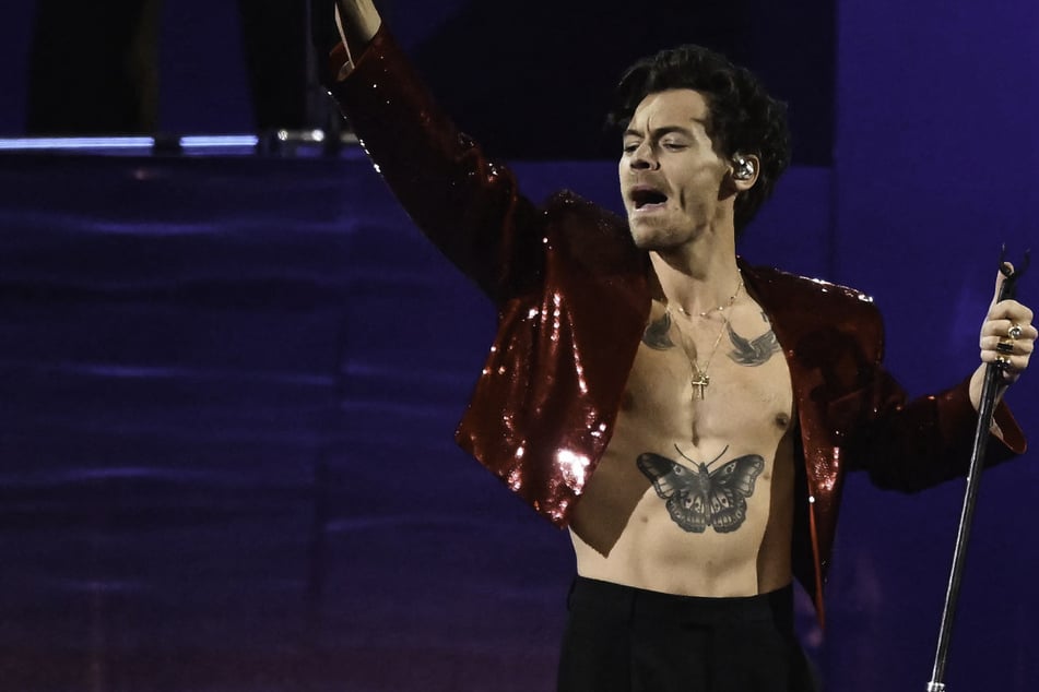 Harry Styles gets Guinness World Record for Wembley Stadium run
