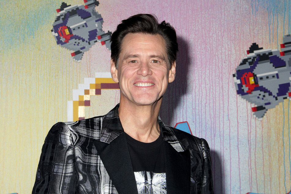 Jim Carrey throws political punch at "killer clown" Trump