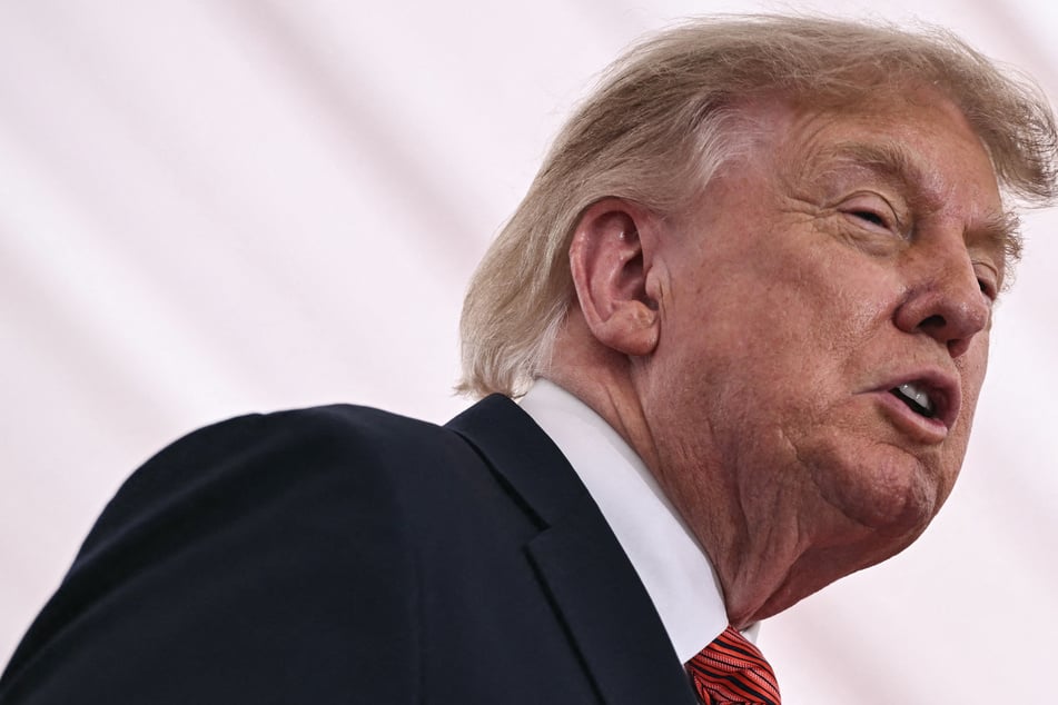 President Donald Trump has called on the Smithsonian to install a massive statue of George Washington. 