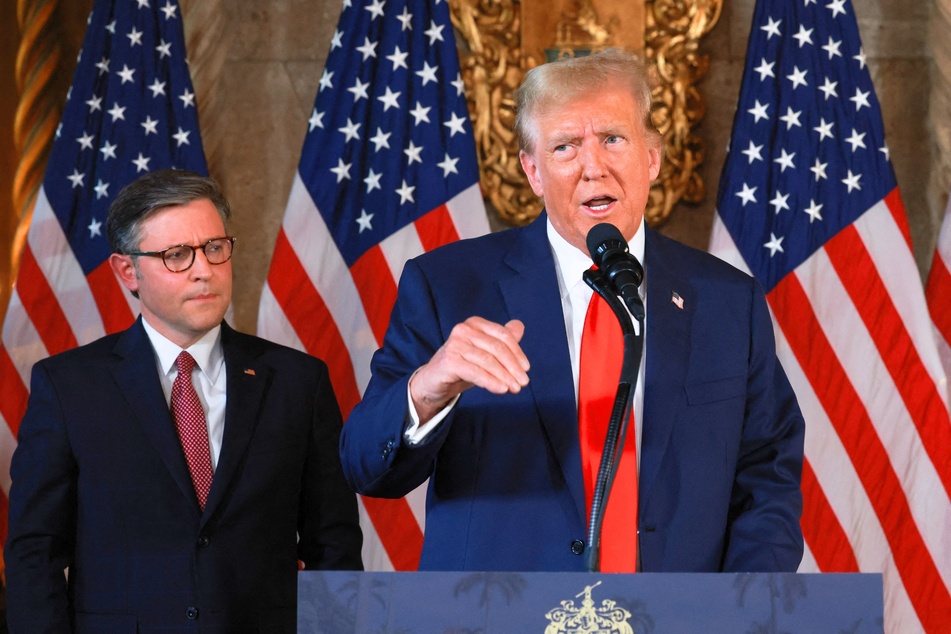 In a recent interview, Donald Trump (r.) defended House Speaker Mike Johnson (l.) as members of the House lead an effort to vacate him.