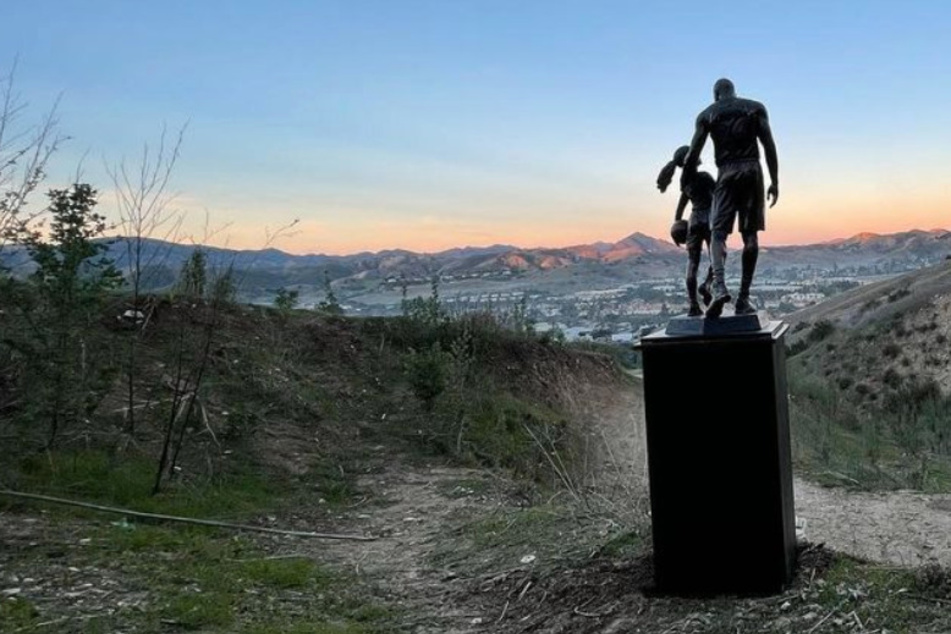 Kobe and Gigi Bryant appear at site of crash as fans mourn