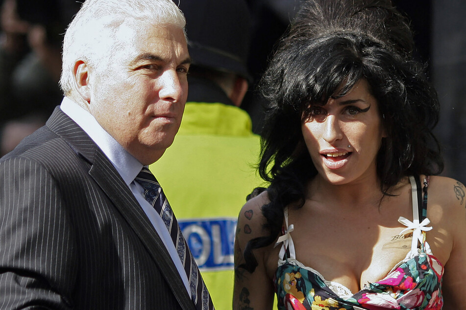 Amy Winehouse (r.) arrives with her father Mitch Winehouse at Westminster Magistrates Court in west London on March 17, 2009.