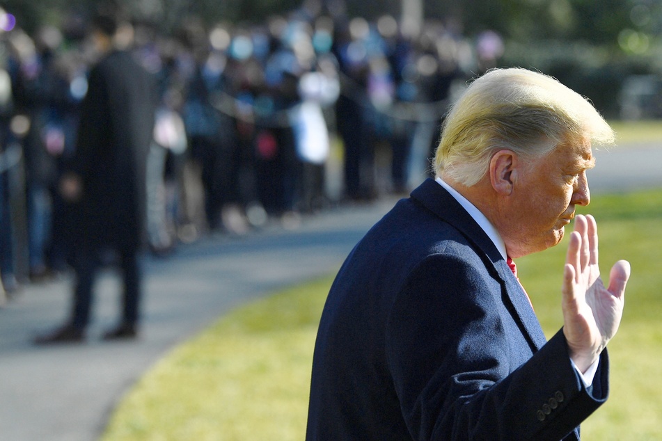 Trump fights back on gag order in federal appeals court