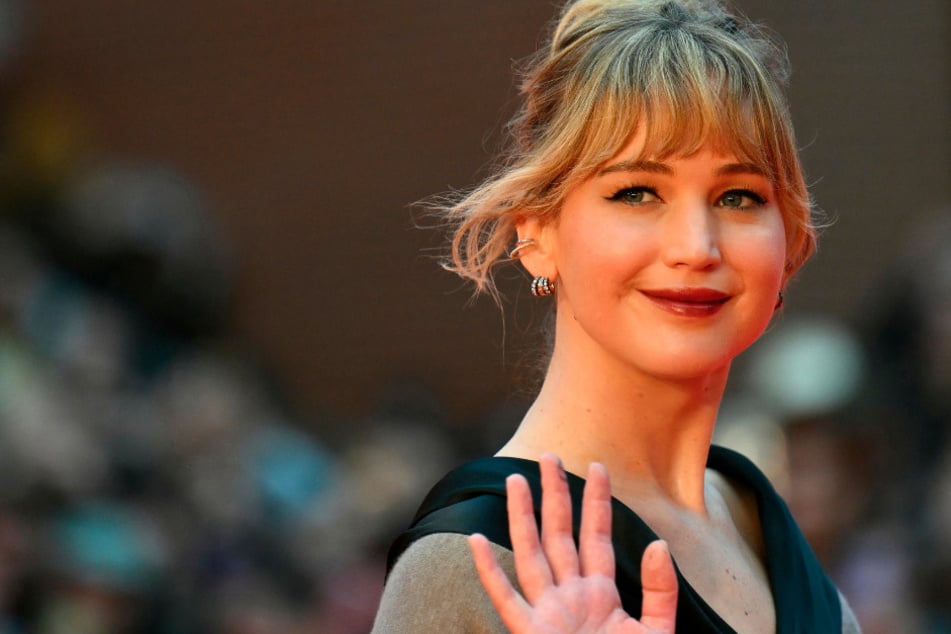 Jennifer Lawrence finally joined Instagram, and she's already gained 1.4 million followers in just one day. However, the Oscar winner also warned fans that any negativity will send her right off the app!