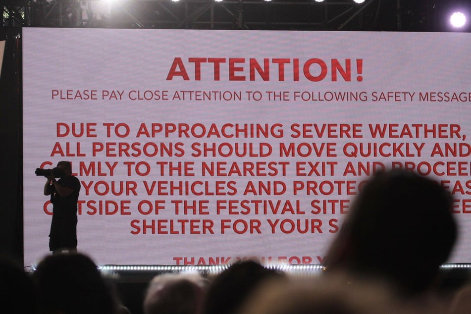 The concert was stopped in the middle of the show of Barry Manilow and everyone was asked to leave and seek shelter from the approaching storm.