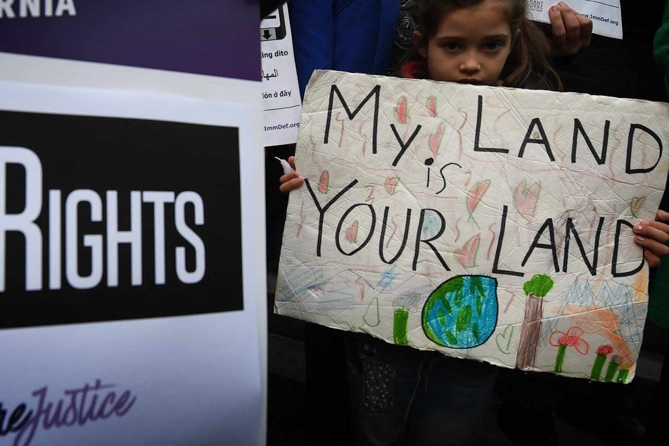 Judge orders that Trump cannot deny federal funds to migrant "sanctuary cities"