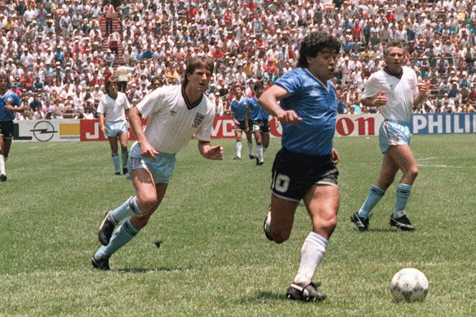 The soccer ball used by Diego Maradona (r) in his notorious "Hand of God" goal is heading to auction in the US.