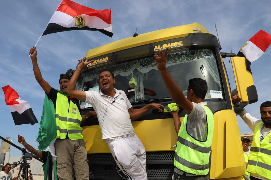 US welcomes aid to Gaza, urges parties to keep Rafah crossing open