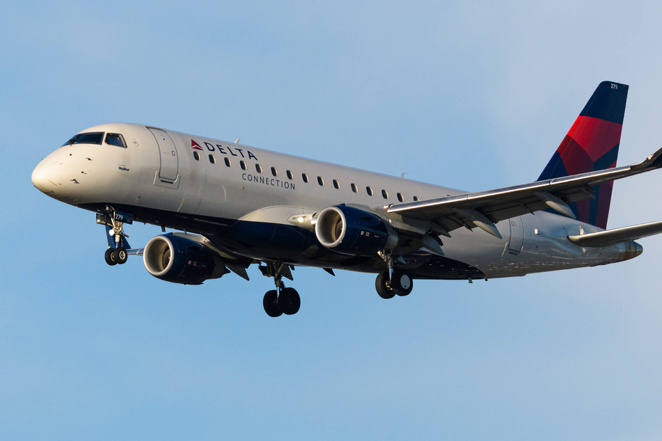 SkyWest passenger jet has terrifying close call with B-52 bomber