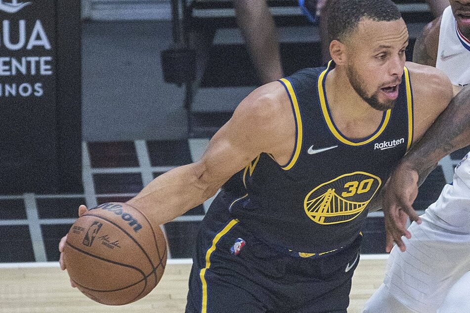 Steph Curry scored a team-high 23 points to help the Warriors snap the Suns' 18-game winning streak.