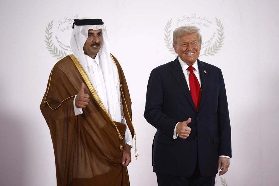 Qatari Amir Sheikh Tamim bin Hamad al-Thani (l) and President Donald Trump (r) give a thumbs up during a ceremony at the Gaza Peace Summit in Sharm El-Sheikh on October 13, 2025.