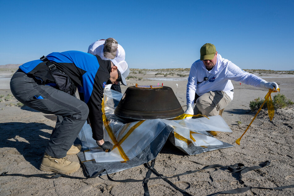 Asteroid samples recovered from a NASA capsule revealed the presence of water and carbon, the building blocks of our planet.