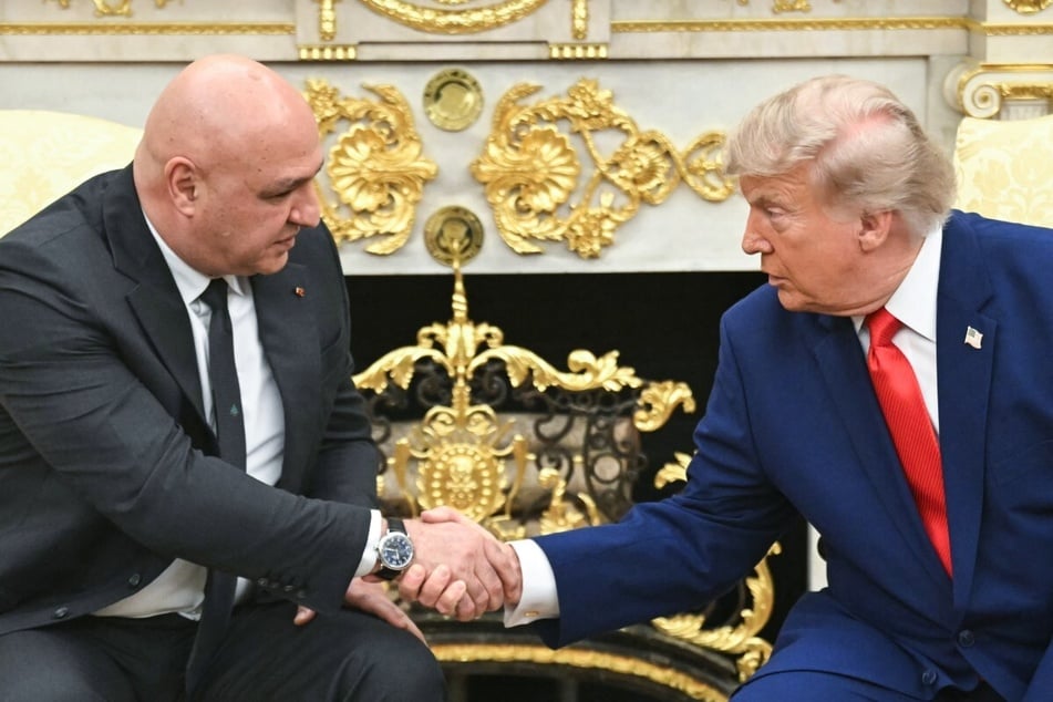 At the White House on Tuesday, President Donald Trump (l) promised Lebanese President Joseph Aoun the US will help his country with their relationship with Israel.
