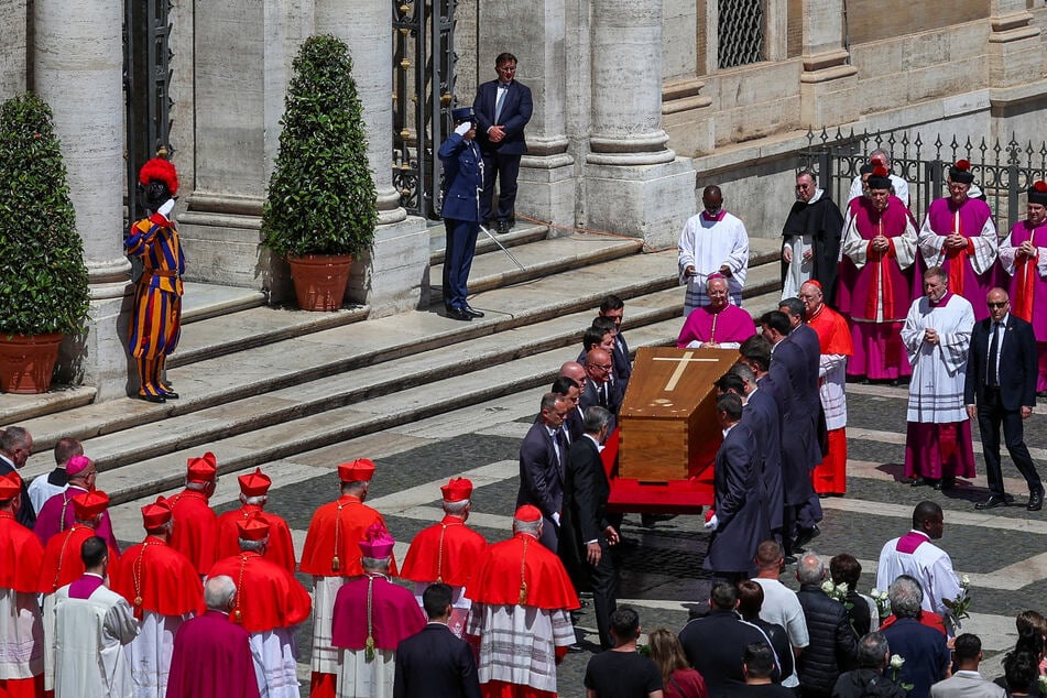 Pope Francis' funeral sees hundreds of thousands gather in mourning