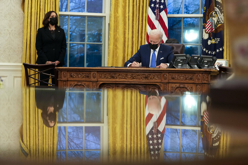 Biden signs executive orders undoing Trump's immigration policies