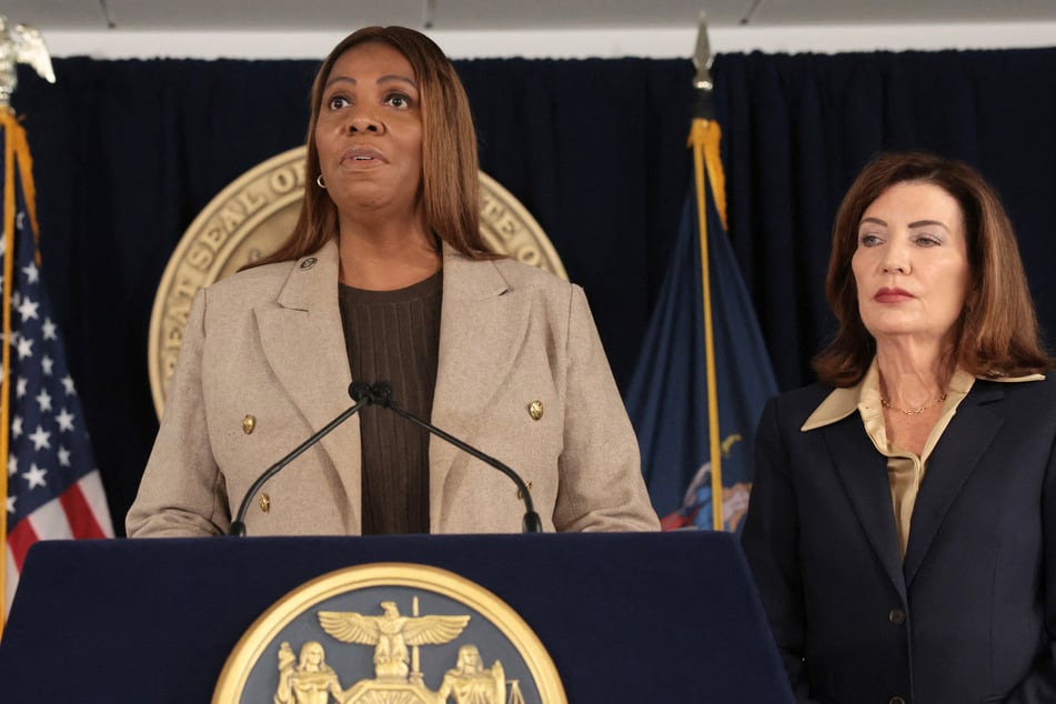 New York Attorney General Letitia James (l.) stands with New York Governor Kathy Hochul at a news conference in Manhattan on Friday. Hochul has appointed James to see the Cornell gang rape case through after the investigation was reopened. 