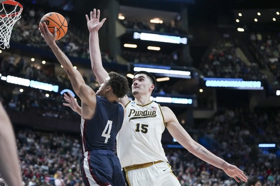 Purdue is bringing back Zach Edey (r), the reigning Naismith Player of the Year, as well as most of their squad from last season.