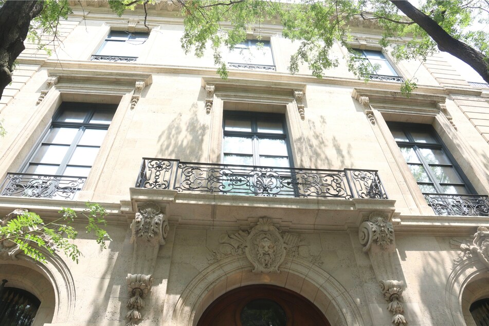 In a recent report, The New York Times published unreleased letters and photos from inside the Manhattan mansion of Jeffrey Epstein.